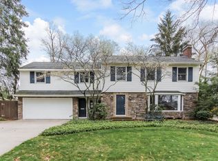 2706 Oakwood Dr SE, East Grand Rapids, MI 49506
