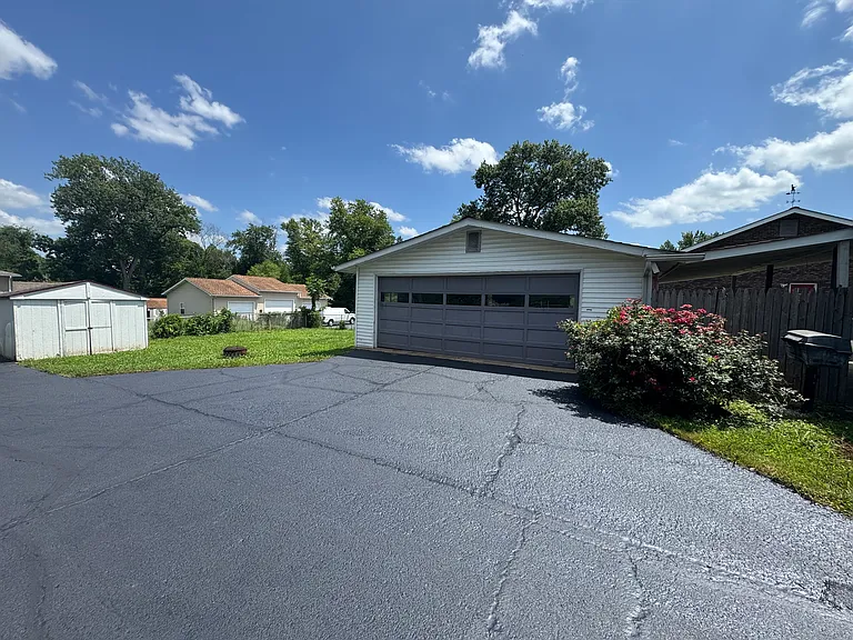 10 Shumate Ave — Photo 16
