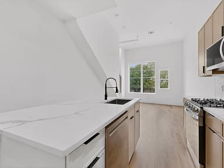 2080 Kelly Ave — Photo 3