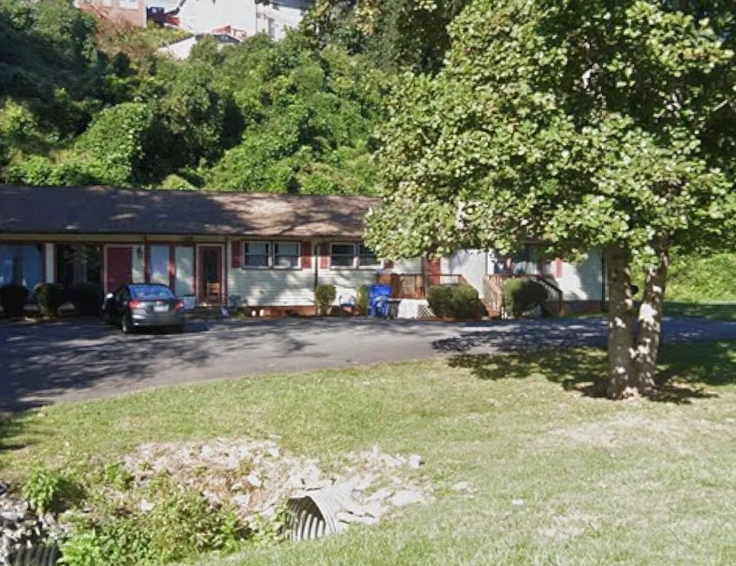 609 C Street - B — Photo 1