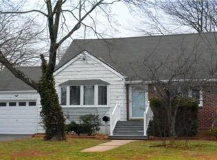 20 Trouville Rd, Copiague, NY 11726