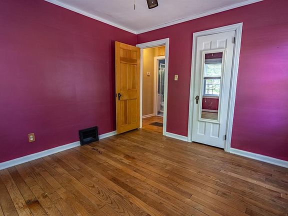2nd image of 3197 Oakwood St