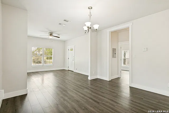 3 bed, 2.0 bath, 1592 sqft, $1,595 — Photo 4