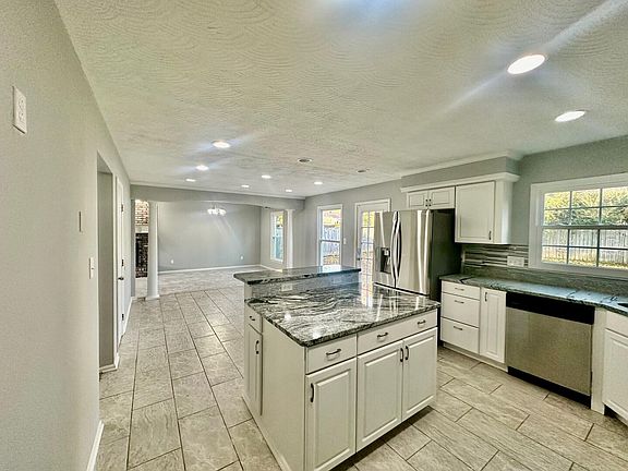 4th image of 527 Berlin Dr