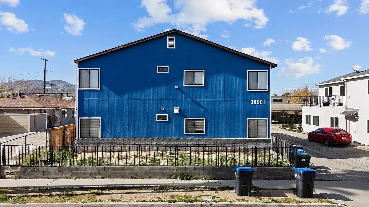 2 bed, 1.0 bath, 972 sqft, $1,749 — Photo 1