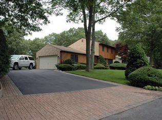 19 Rolling Hills Dr, Ridge, NY 11961