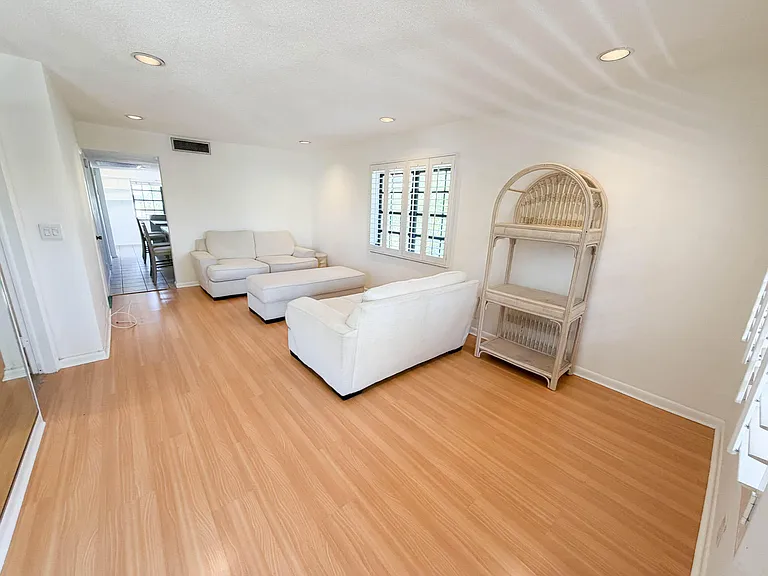 917 NE 16th Ave #16 — Photo 8