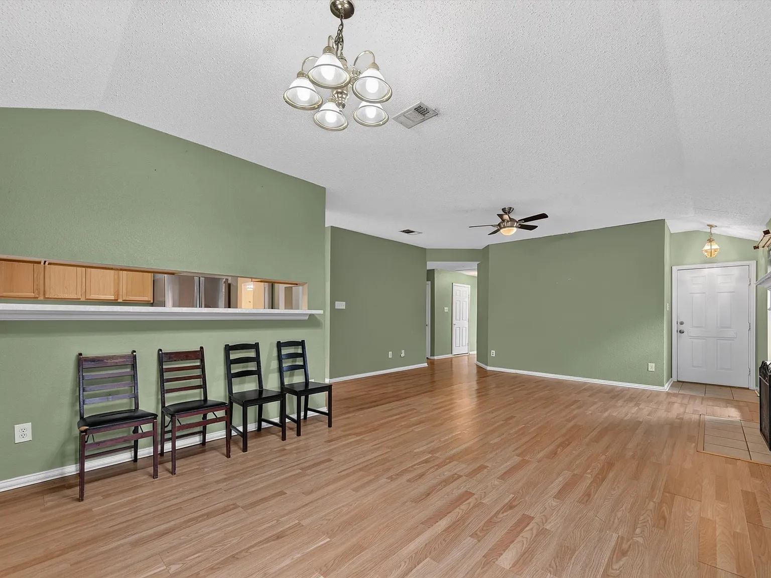 3 bed, 1472 sqft, $2,100 — Photo 1