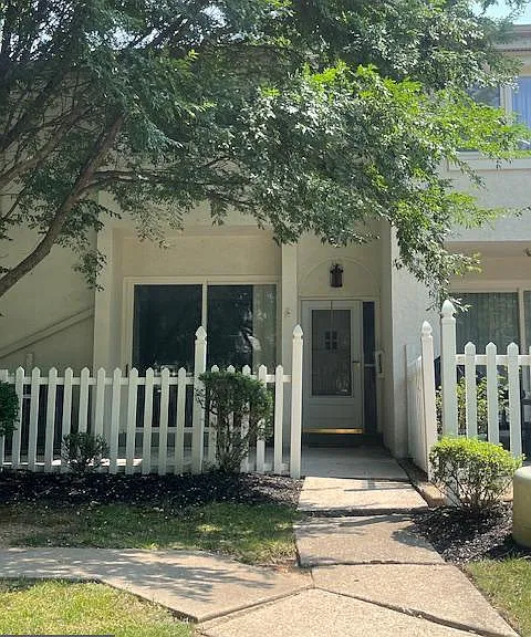 113 Montrose Ave — Photo 1