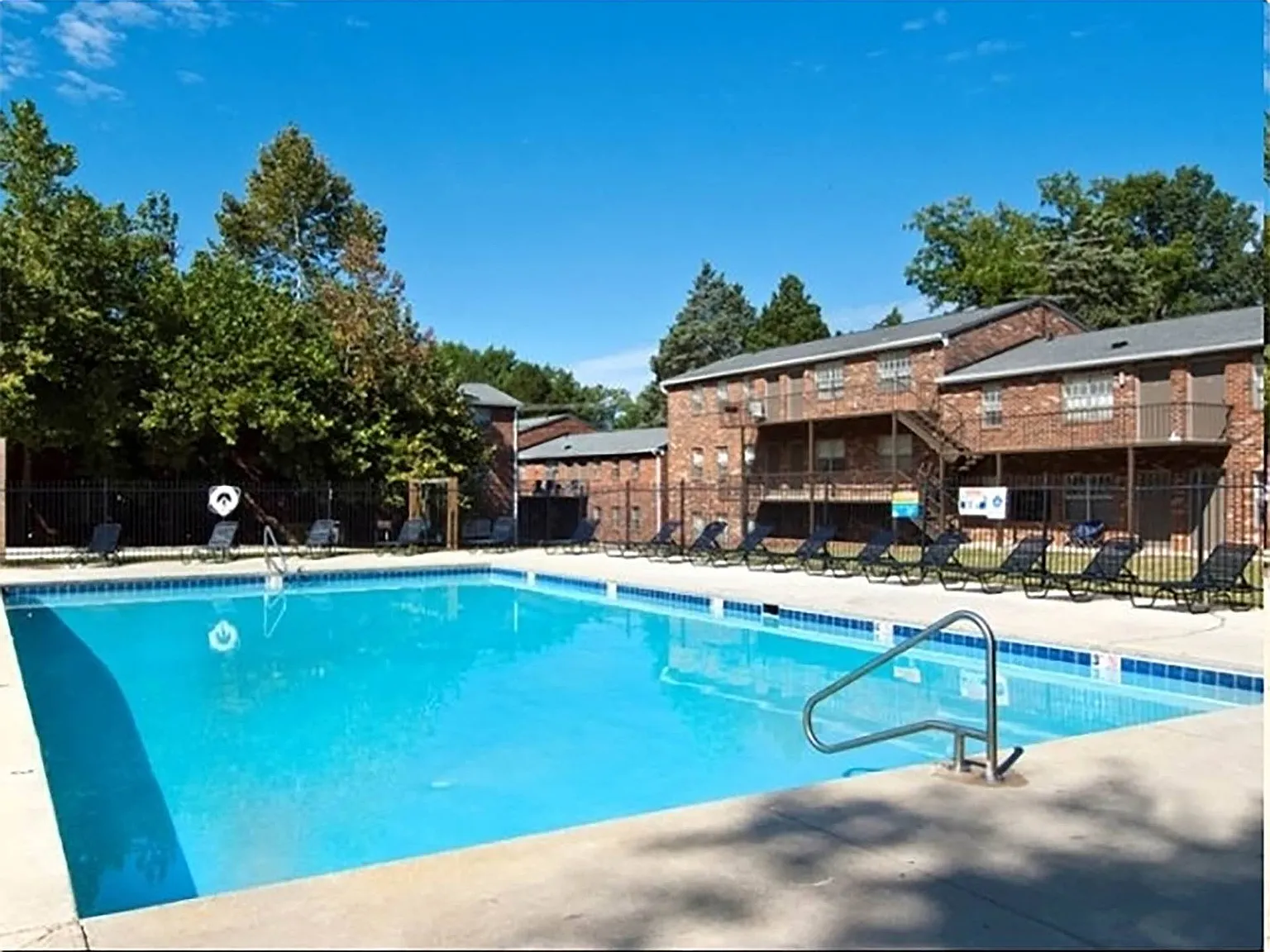 Windsor Court Apartments — Photo 2