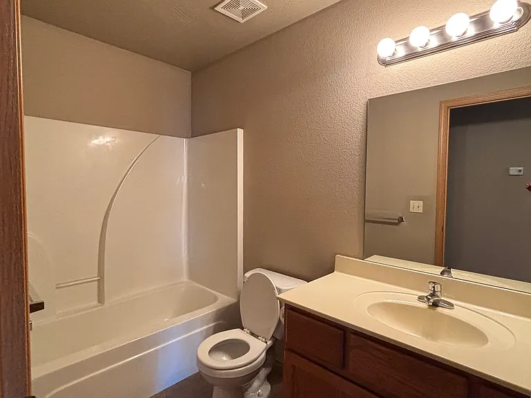 182 W Nicholas St — Photo 7