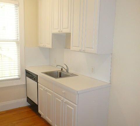 2nd image of 1555 Greenwich St #Bb