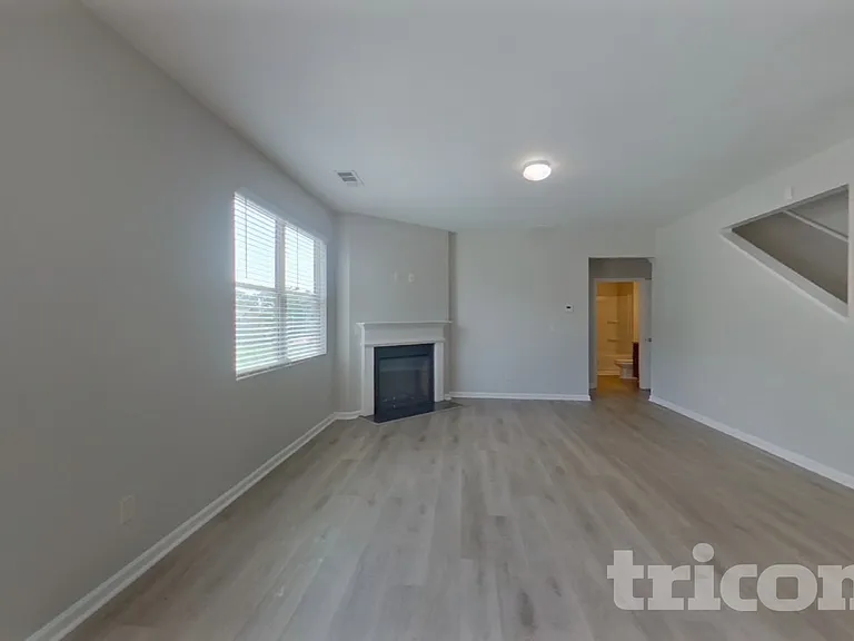 438 Lake Ridge Ln — Photo 2