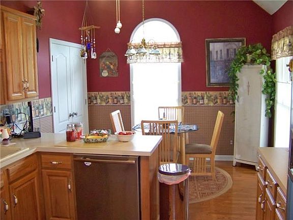3rd image of 909 Glenraven Dr
