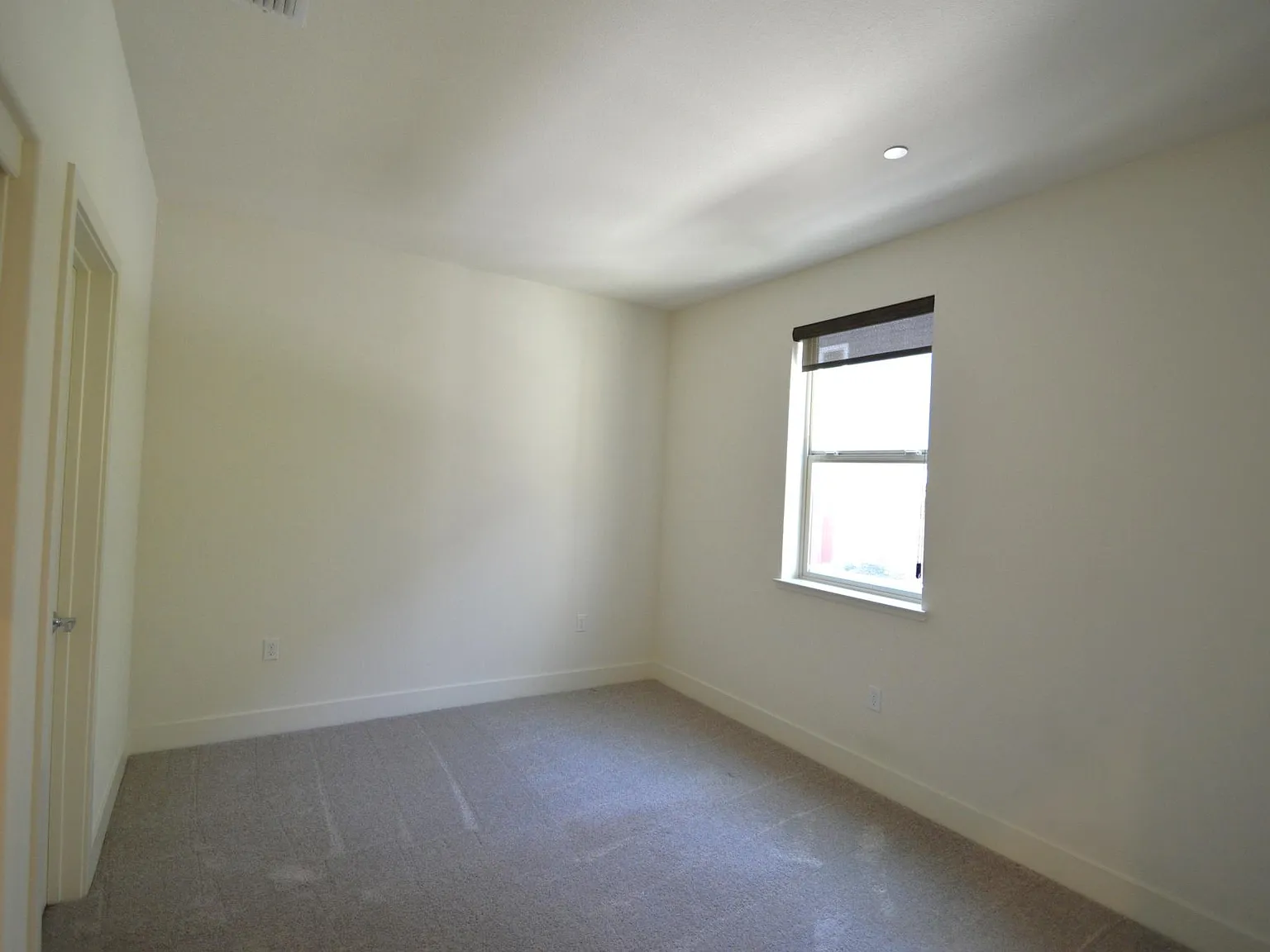 3 bed, 3.5 bath, 1949 sqft, $4,000 — Photo 4