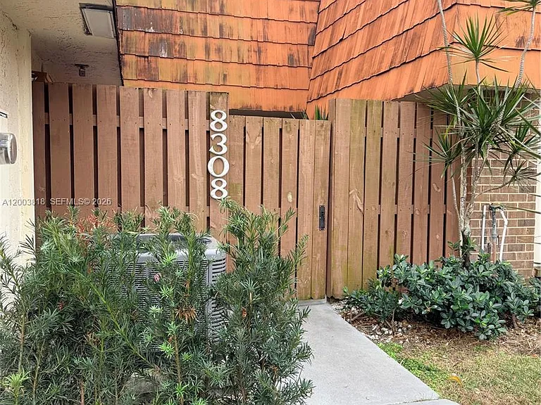 8308 N Coral Cir — Photo 2