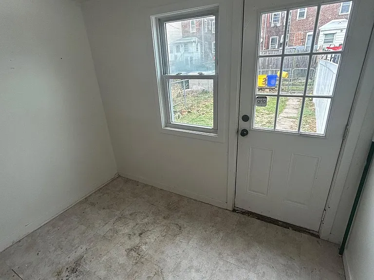 30 Amboy Ave — Photo 8