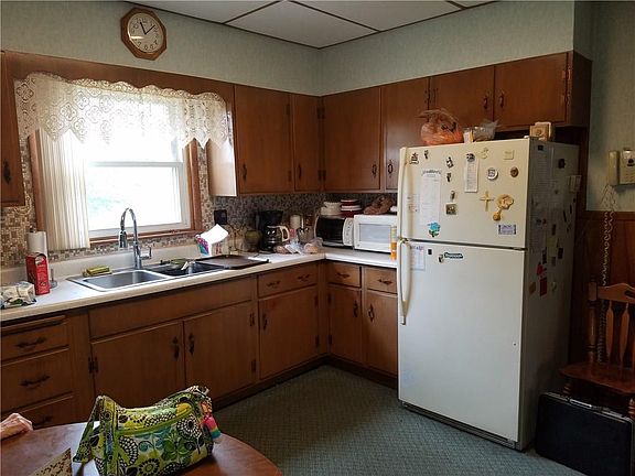 3rd image of 124 Grove Ave