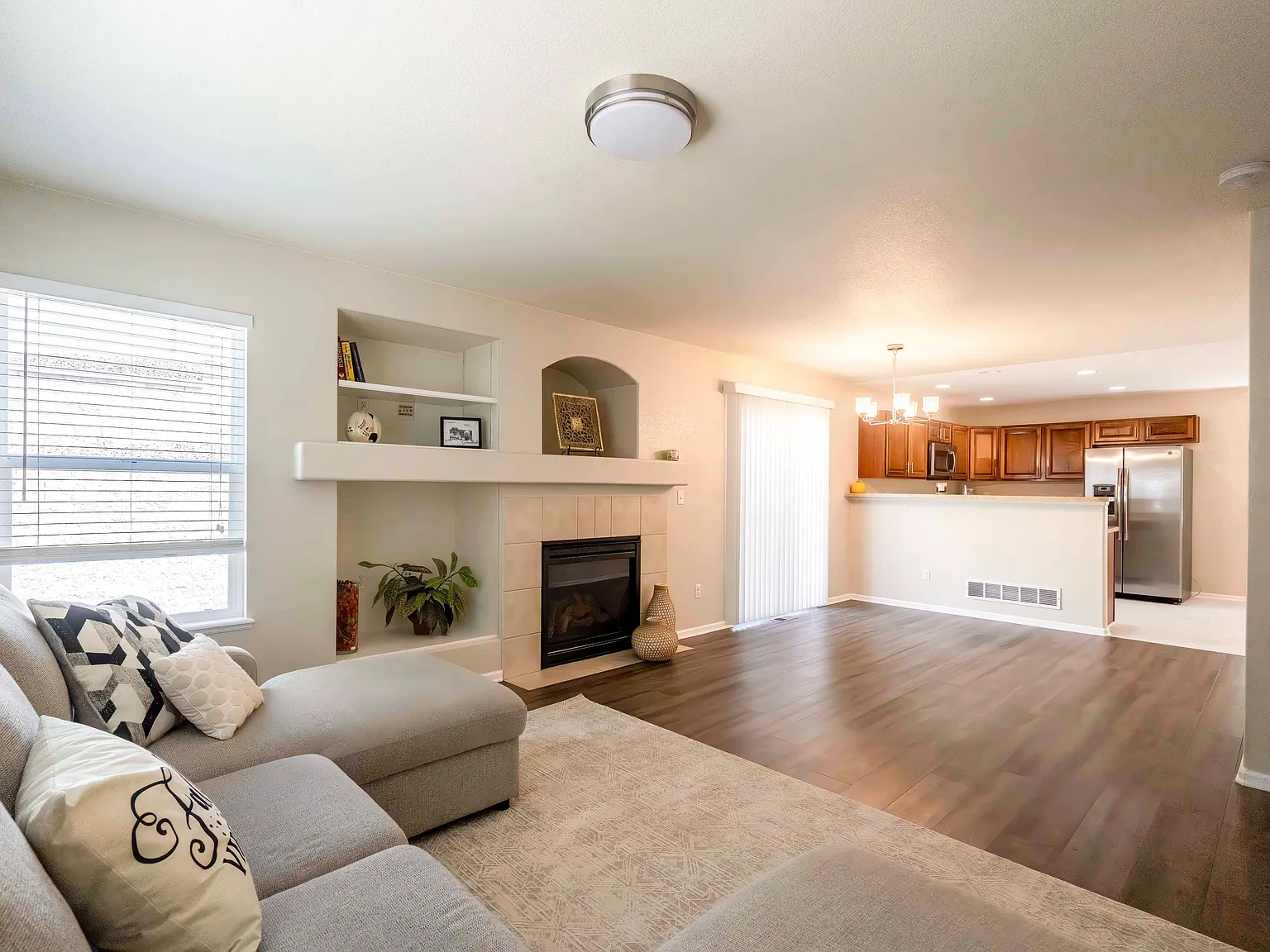 4 bed, 2880 sqft, $2,700 — Photo 4