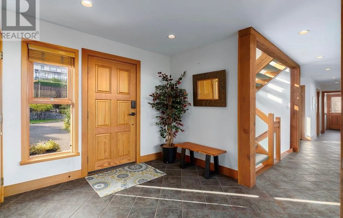 5 bed, 4173 sqft, $8,600 — Photo 3