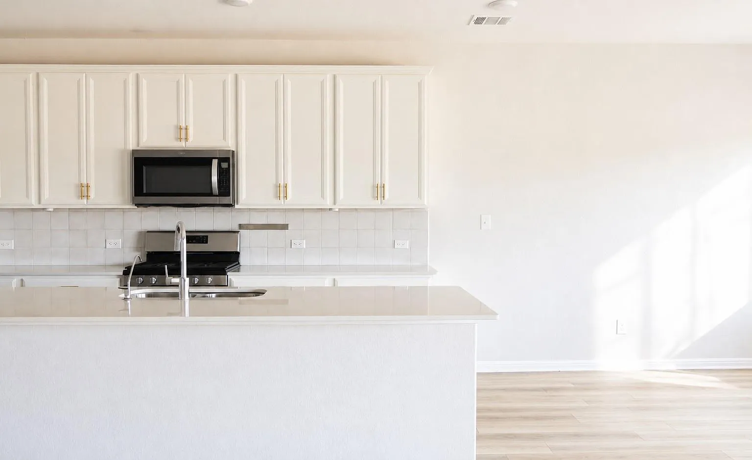 4 bed, 2.5 bath, 2072 sqft, $2,400 — Photo 2
