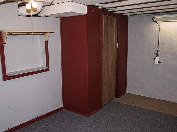 Extra 3rd bedroom in basemt