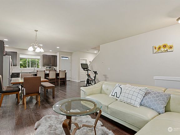 4th image of 907 207th Street SW