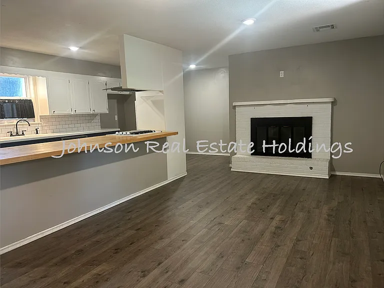 3204 Wayside Dr — Photo 2