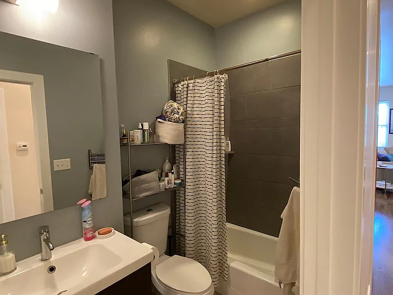 2301 N Maplewood Ave #2W — Photo 4