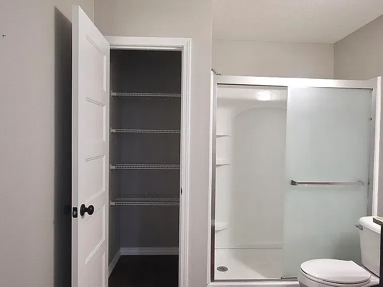 5 bed, 3200 sqft, $3,200 — Photo 2