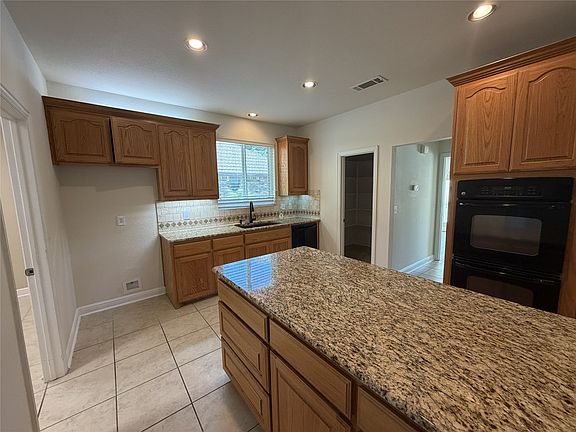 4th image of 1001 Meadow Creek Dr
