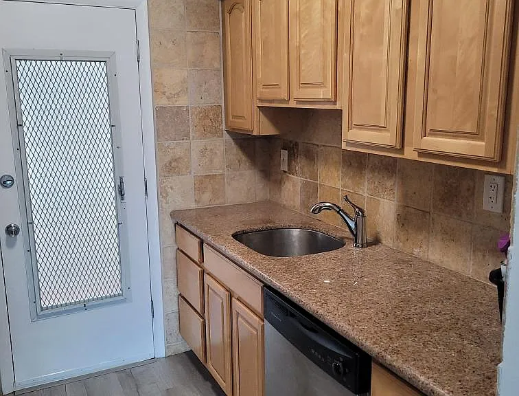 11610 N Bayshore Dr #3H — Photo 4