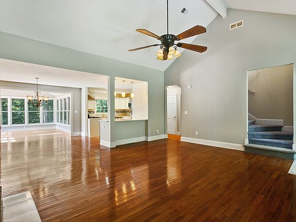 4th image of 340 Barkshire Ln