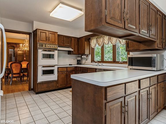 4th image of 16W479 Timberlake Dr