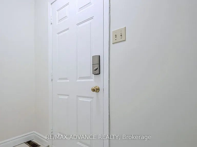49 Havenview Rd #LOWER — Photo 14