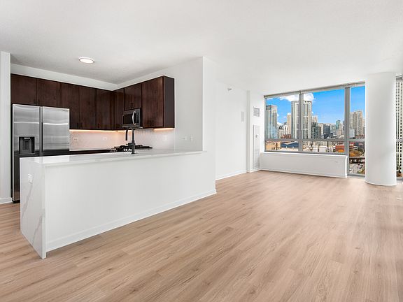2nd image of 657 W Fulton St #1001