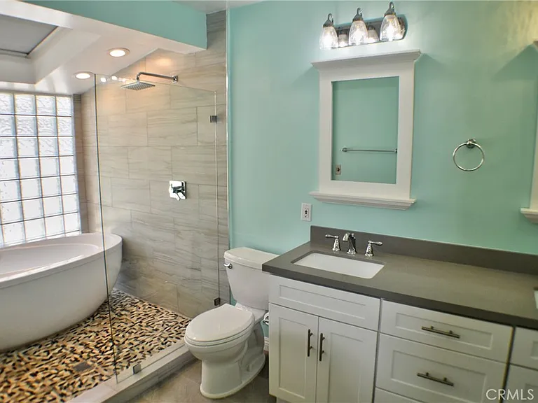 123 W Avenida Valencia — Photo 21