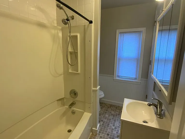 211 N State St — Photo 11