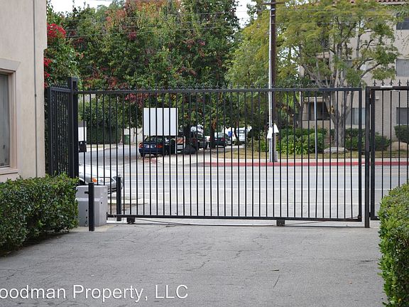 3rd image of 6106 Woodman Ave APT 4