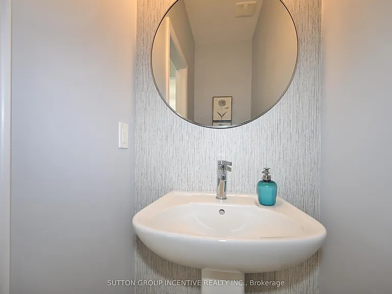 23 Beatrice Dr — Photo 34