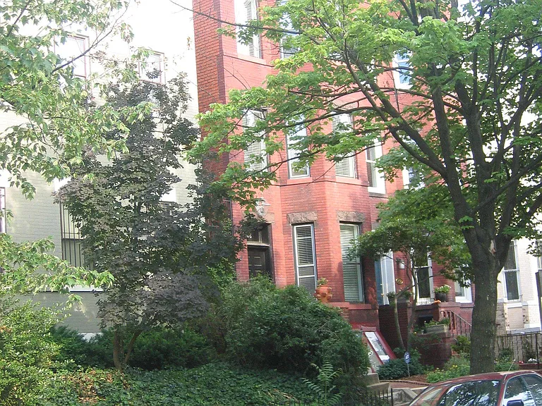 706 7th St SE #B — Photo 1