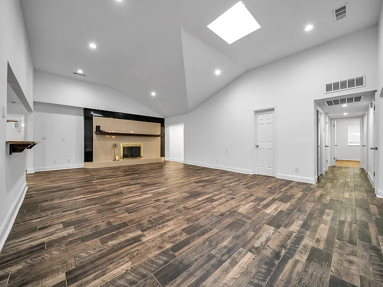 2516 Pinebluff Dr — Photo 2