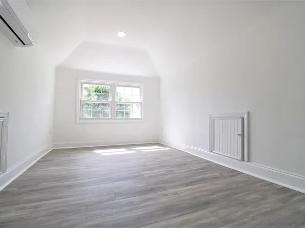 733 Irving Place image 8 of 9