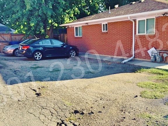 2nd image of 858 E Yale Ave