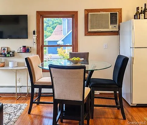 2 bed, 1.0 bath, 1100 sqft, $2,300 — Photo 2