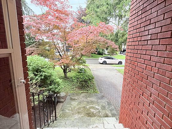 4th image of 36 Royalavon Cres