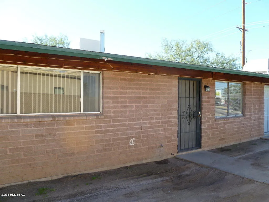 2 bed, 1.0 bath, 816 sqft, $995 — Photo 2