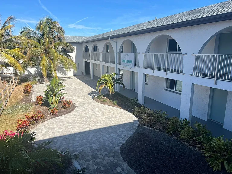 The Wave Beachfront Apartments — Photo 24