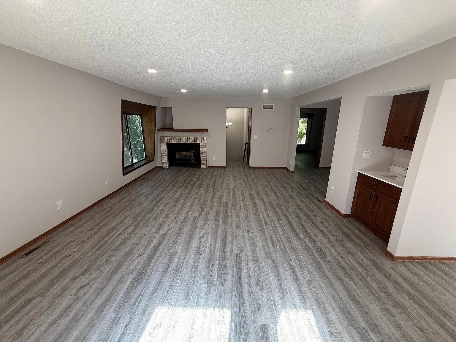 5540 Malibu Dr — Photo 2