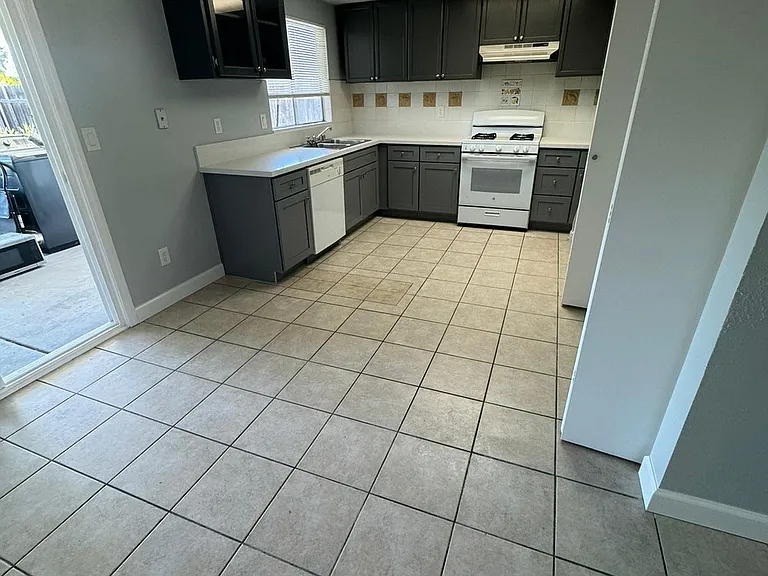 25487 El Greco Dr — Photo 2